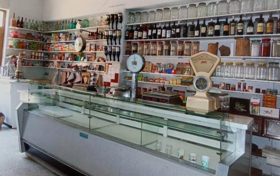 El interior de la tienda centenaria Cal Figueres / JAUME PAU CAÑAS El interior de la tienda centenaria Cal Figueres / JAUME PAU CAÑAS