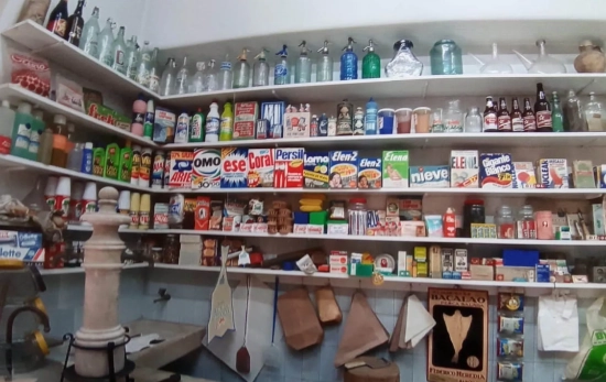 Botellas de sifón, detergentes y otros productos de limpieza / JAUME PAU CAÑAS Botellas de sifón, detergentes y otros productos de limpieza / JAUME PAU CAÑAS
