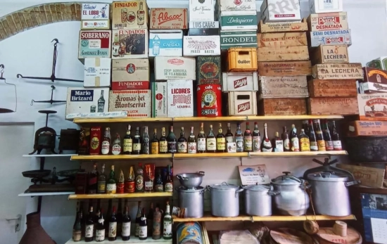 Cajas de madera, botellas antiguas de licor y ollas para cocinar legumbres / JAUME PAU CAÑAS Cajas de madera, botellas antiguas de licor y ollas para cocinar legumbres / JAUME PAU CAÑAS