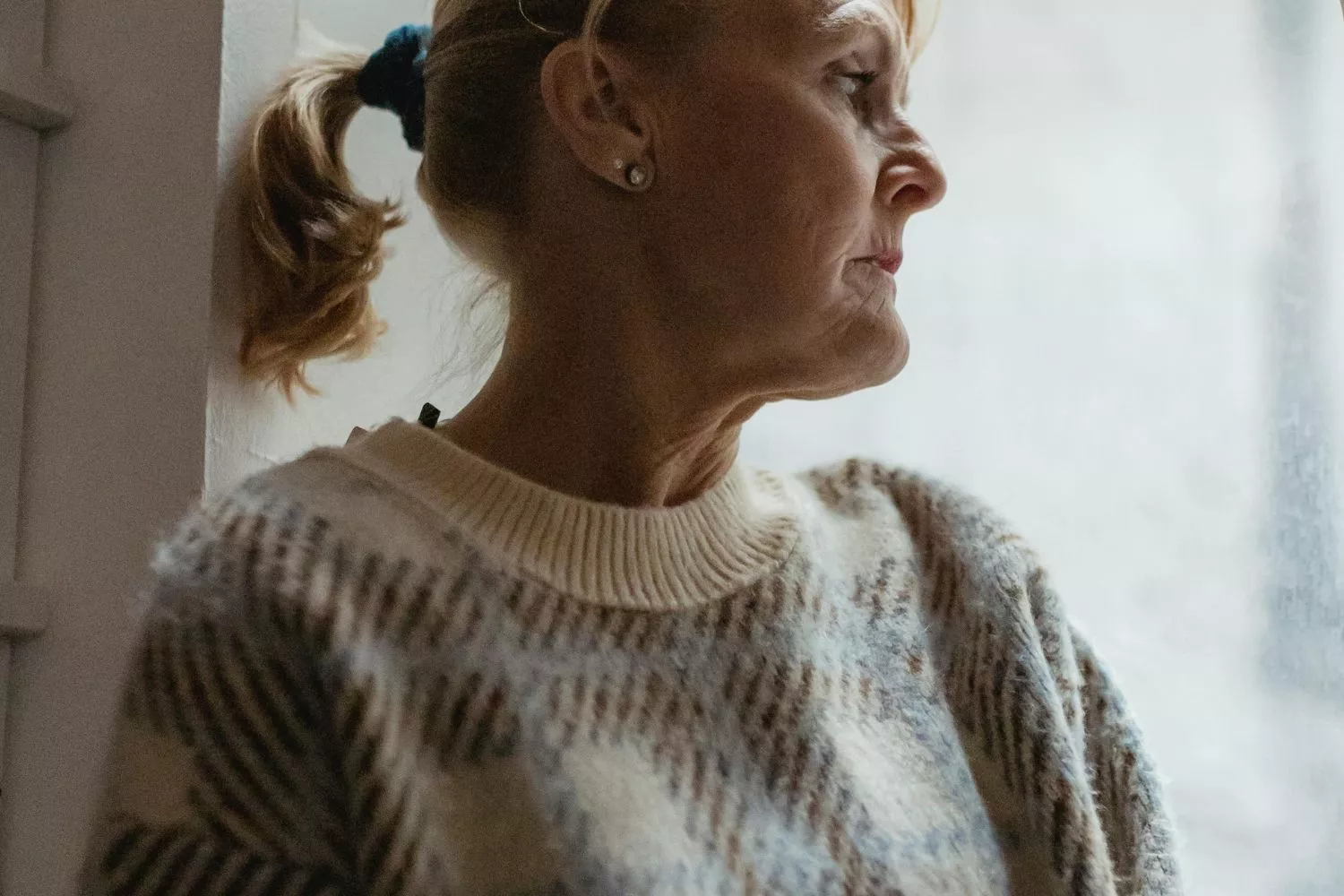 Una mujer preocupada por el motivo por el que se prevé un colapso inminente en la gestión de las pensiones 
