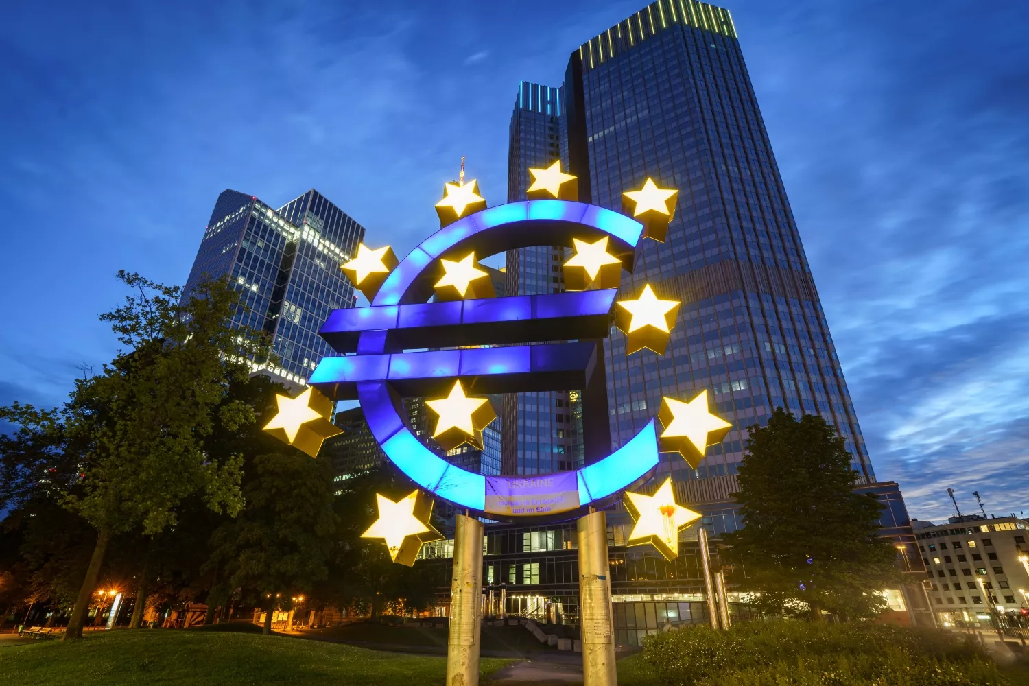 El gran símbolo del euro frente a la antigua sede del Banco Central Europeo (BCE) / Frank Rumpenhorst - EP