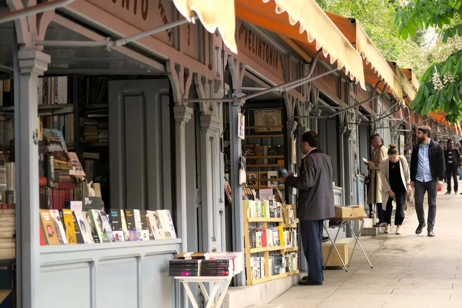 Diferentes casetas de la feria de libros Cuesta de Moyano de Madrid / TERRITORIO MOYANO