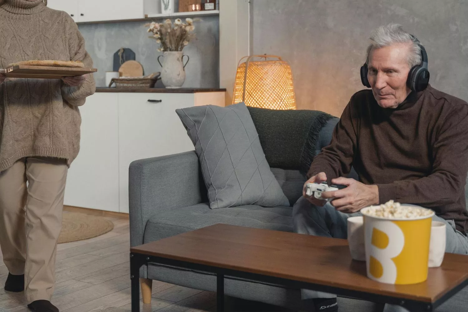 Una persona mayor se descarga el videojuego para la salud que prevé los primeros síntomas de Alzheimer / PEXELS