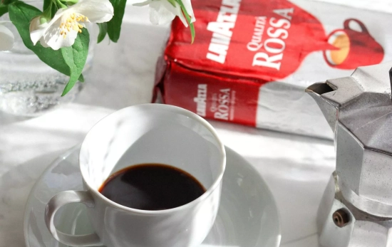Una taza junto a un paquete de café / PEXELS Una taza junto a un paquete de café / PEXELS