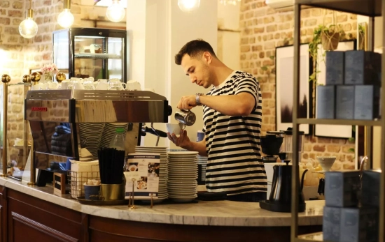 Un profesional prepara un café / PEXELS Un profesional prepara un café / PEXELS