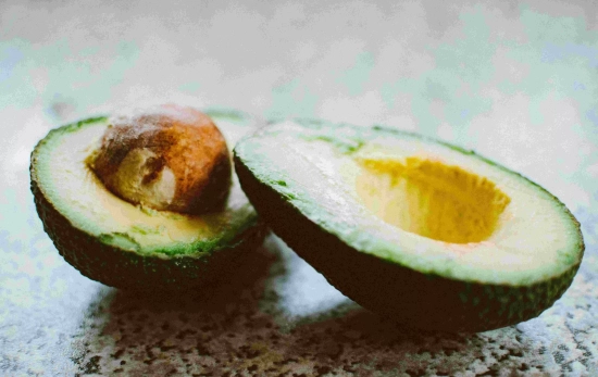 El aguacate es un ejemplo de grasas buenas que puedes implementar en tu dieta / PEXELS