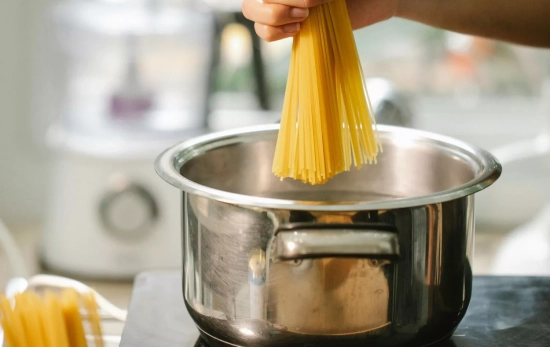 Una persona cocinando pasta /PEXELS Una persona cocinando pasta /PEXELS