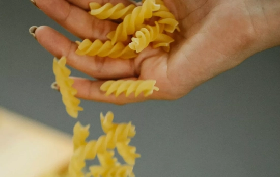 Una mujer cocinando pasta/ PEXELS Una mujer cocinando pasta/ PEXELS