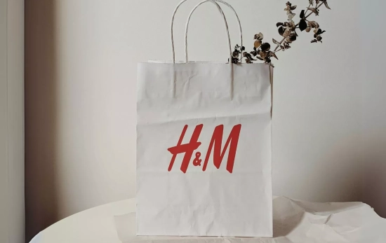 Una bolsa de H&M en una mesa/ PEXELS Una bolsa de H&M en una mesa/ PEXELS