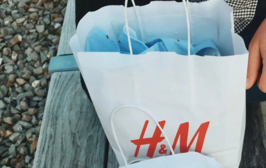 Una persona comprando ropa en H&M/PEXELS Una persona comprando ropa en H&M/PEXELS