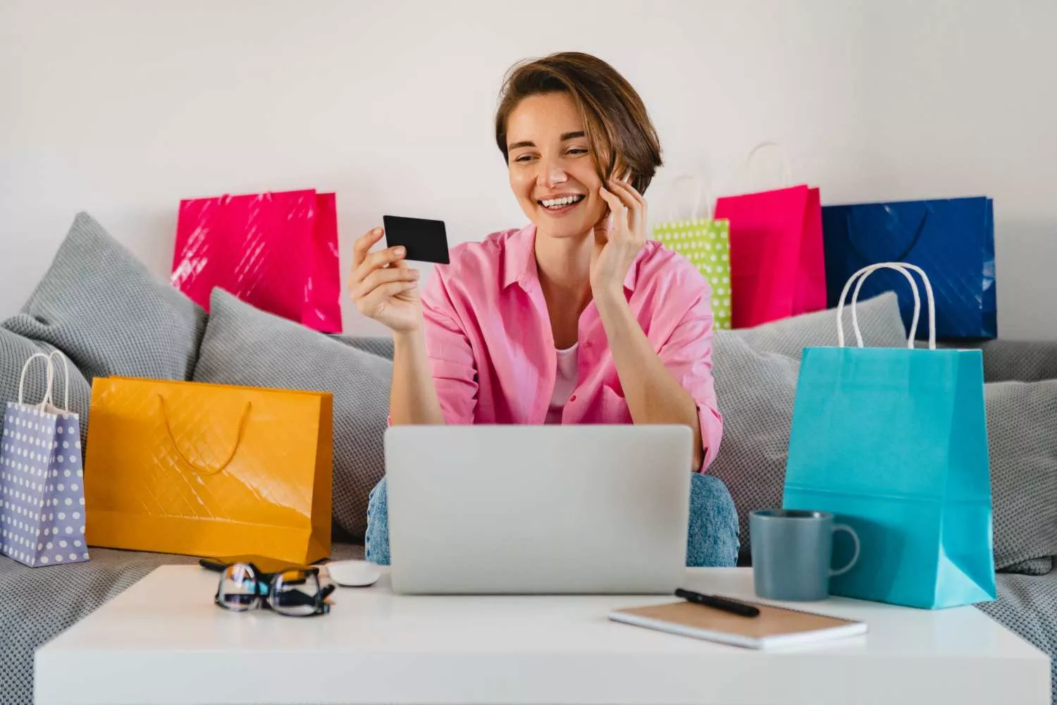 Una chica compra por internet  / FREEPIK