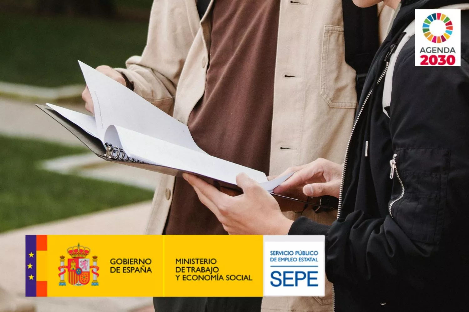 Dos personas miran los papeles que han de llevar al SEPE tras sus despidos / Montaje CG