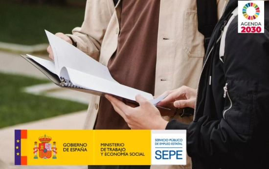 Dos personas miran los papeles que han de llevar al SEPE tras sus despidos / Montaje CG Dos personas miran los papeles que han de llevar al SEPE tras sus despidos / Montaje CG