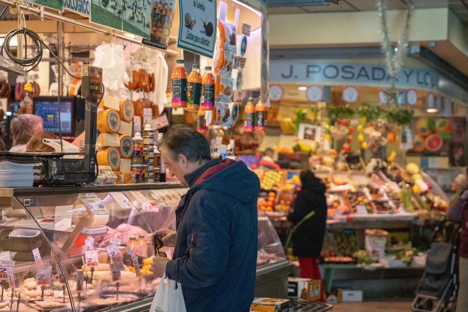 Consumidores observan los alimentos en un mercado de Sevilla / MARÍA JOSÉ LÓPEZ - EP