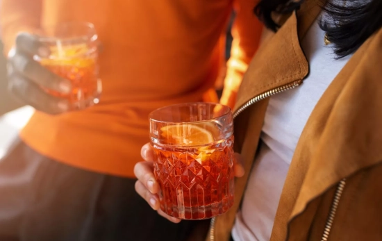 Dos personas con un vermut / FREEPIK Dos personas con un vermut / FREEPIK