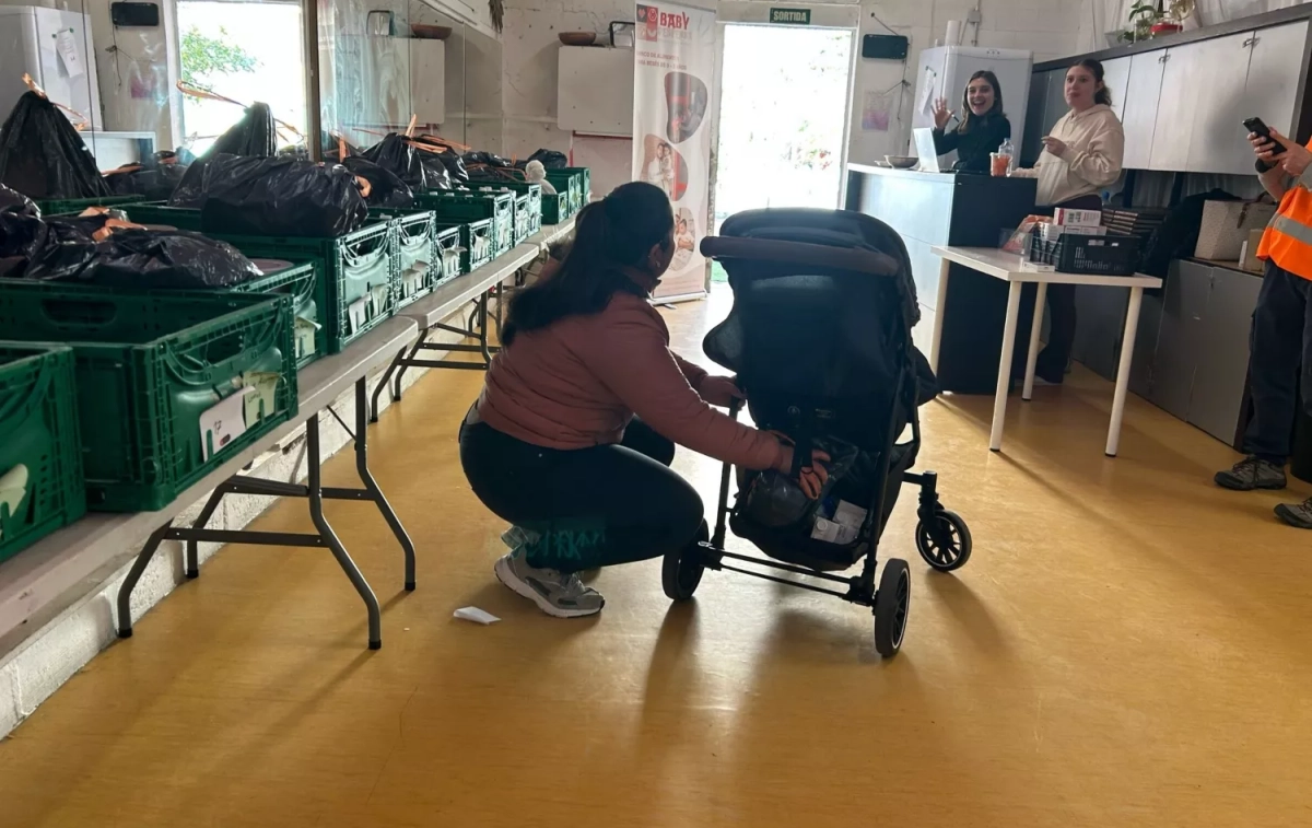 Una madre se lleva la comida para su hijo ANA CARRASCO Una madre se lleva la comida para su hijo ANA CARRASCO