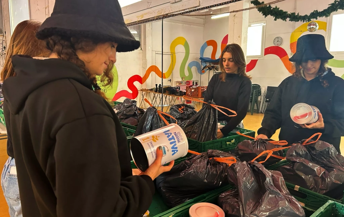 Dos voluntarias colocando los alimentos en las cestas ANA CARRASCO Dos voluntarias colocando los alimentos en las cestas ANA CARRASCO