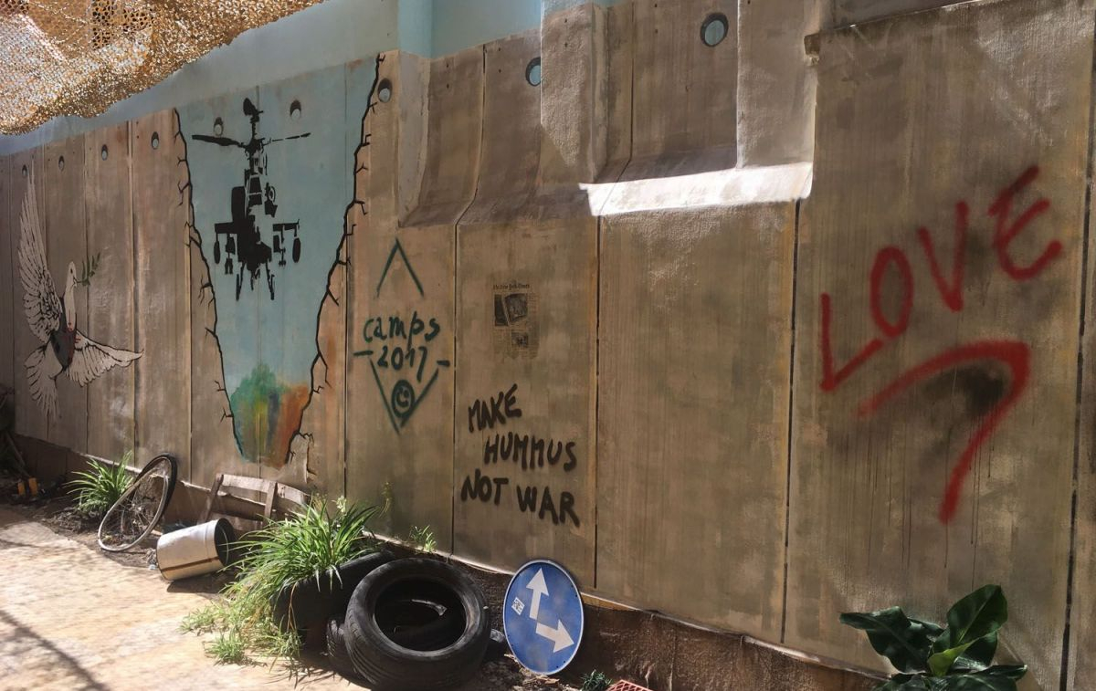 Una reproducción de la intervención que llevó a cabo el artista callejero Banksy en el muro que separa Israel de Palestina / CG