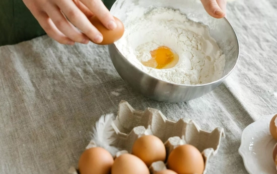 Una persona prepara un bollo / PEXELS Una persona prepara un bollo / PEXELS