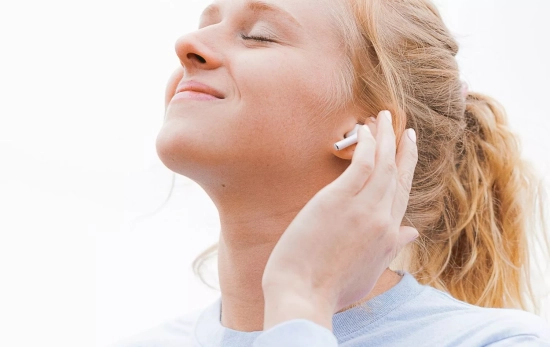 Una persona con unos Airpods / UNSPLASH Una persona con unos Airpods / UNSPLASH