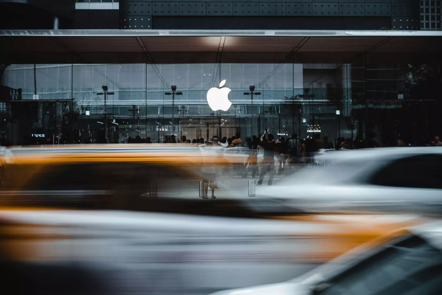 El logo de Apple en una tienda