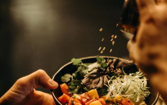 Una persona añade semillas de sésamo a su plato / PEXELS Una persona añade semillas de sésamo a su plato / PEXELS