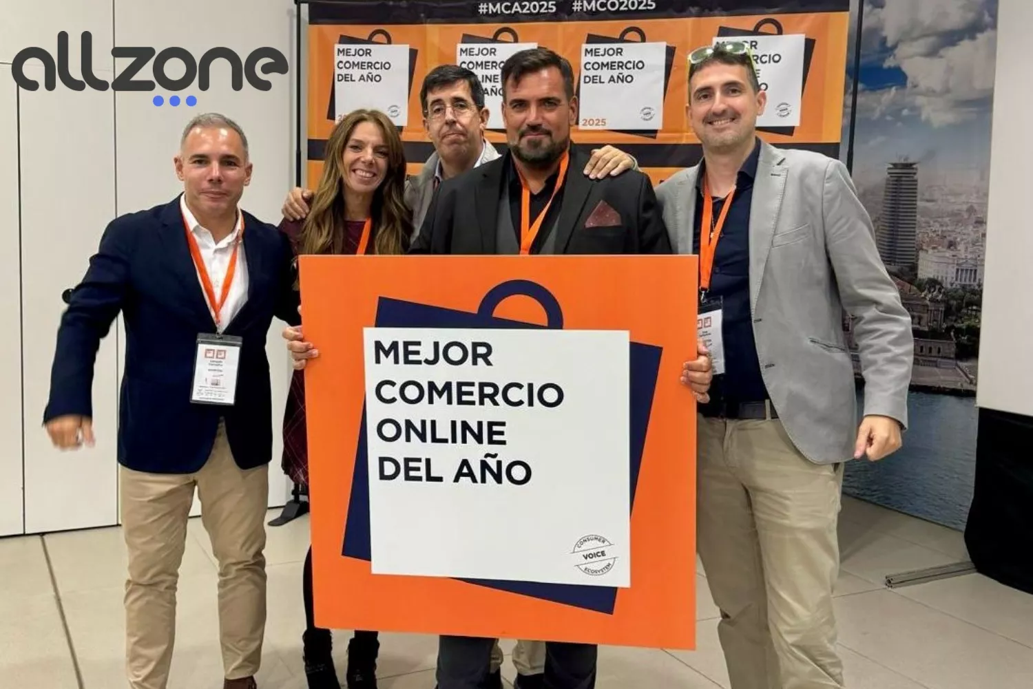 El equipo de AllZone y su CEO, Pablo Moscoloni, en el centro sujetando el cartel del "Mejor comercio online del año" / LINKEDIN - CG