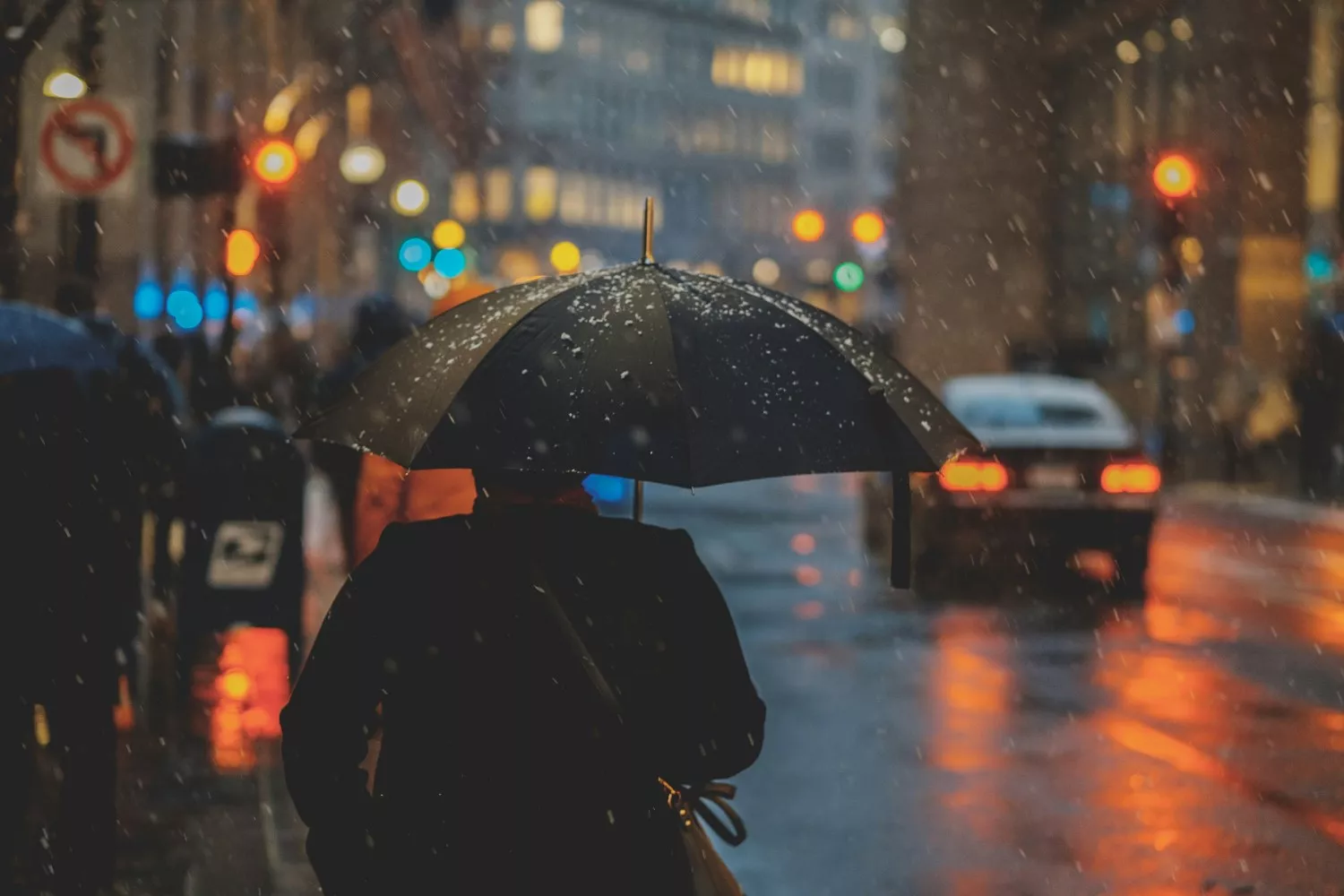 Una persona visita una ciudad con mucha lluvia / UNSPLASH