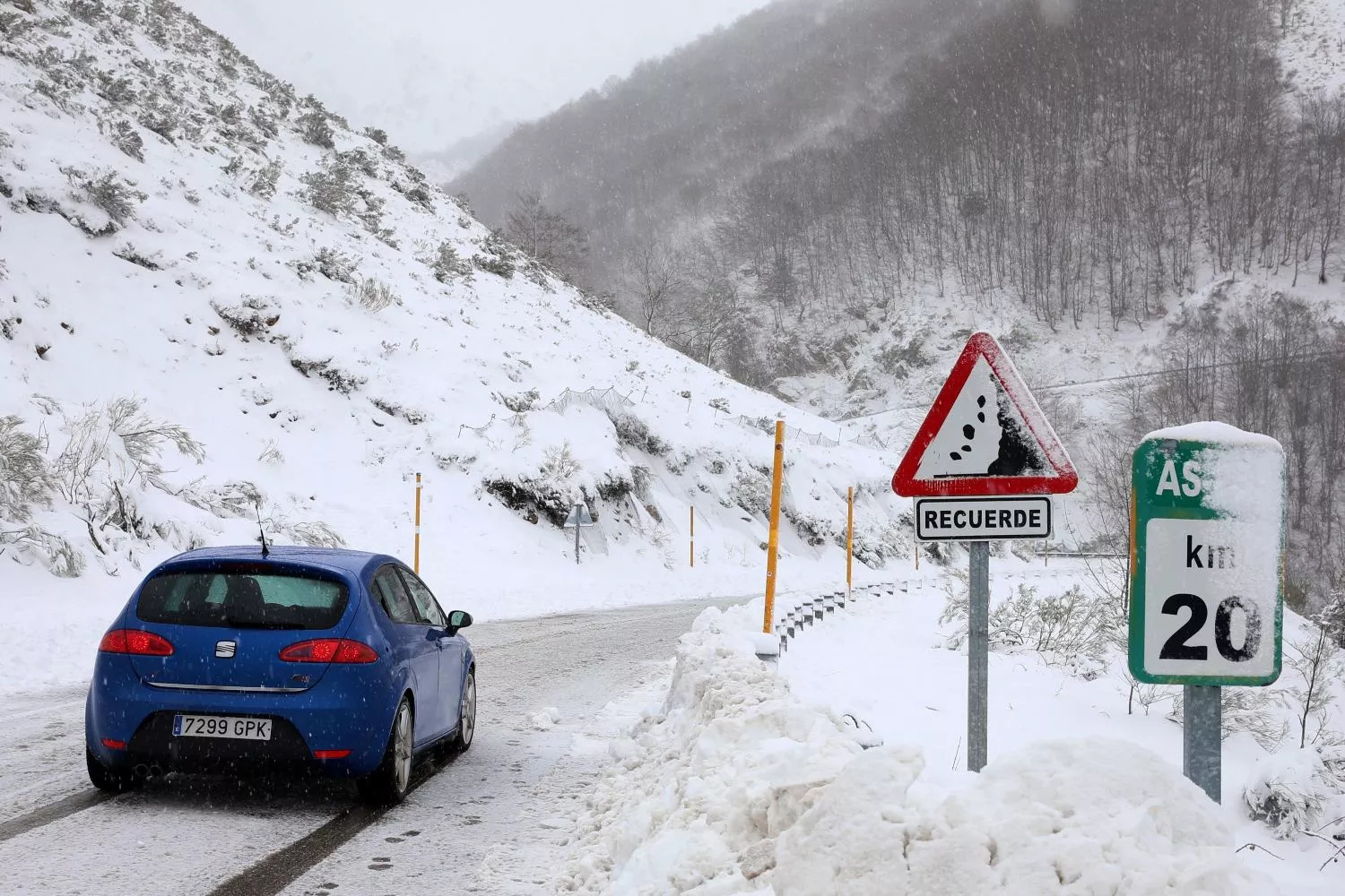 Un coche parado mientras nieva en la carretera de San Isidro, en Asturias / EP - DAMIÁN ARIENZA Un coche parado mientras nieva en la carretera de San Isidro, en Asturias / EP - DAMIÁN ARIENZA
