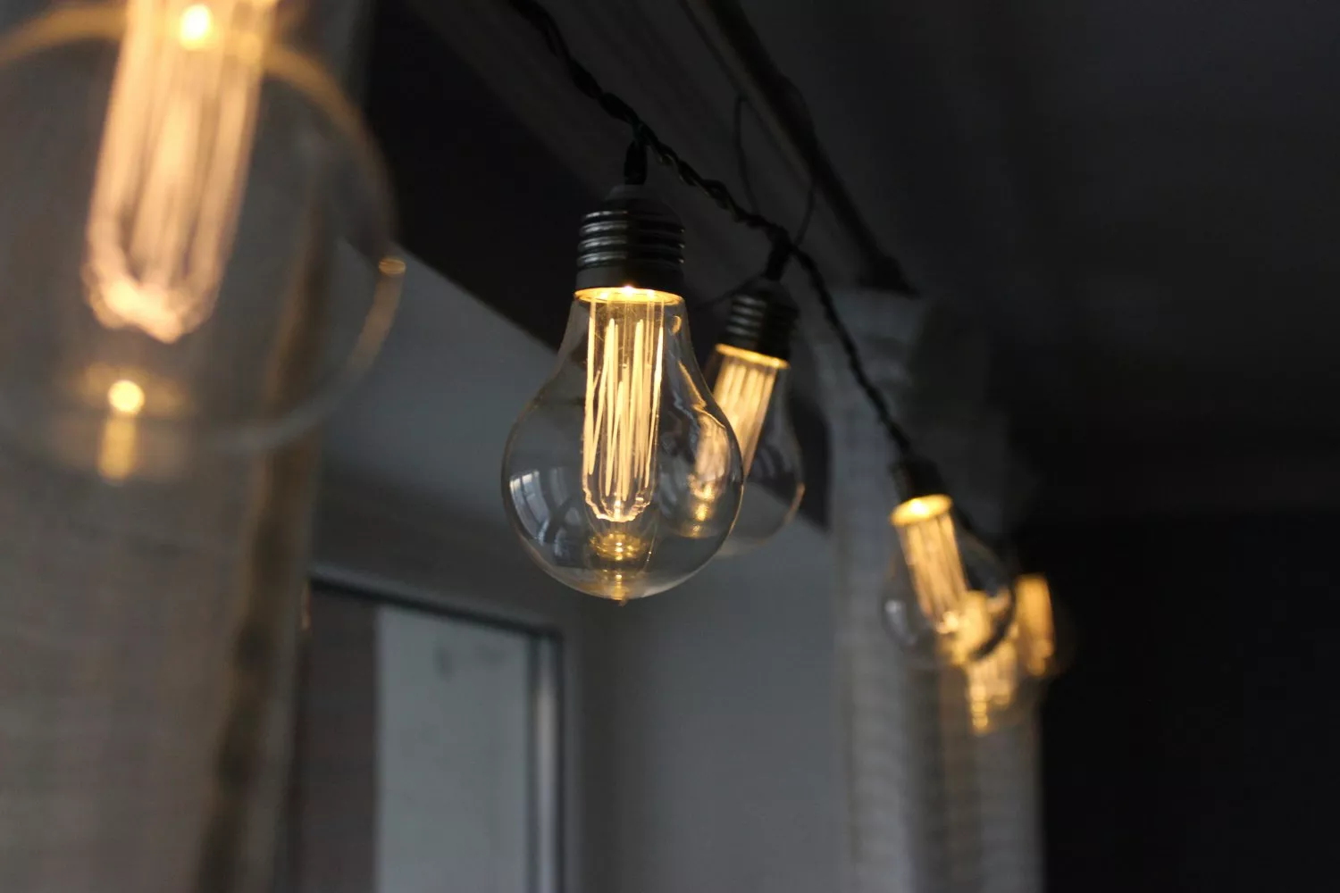 Varias bombillas emiten luz