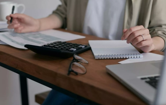 Una persona calcula si debe pagar las facturas electrónicas impuestas por Hacienda/ PEXELS Una persona calcula si debe pagar las facturas electrónicas impuestas por Hacienda/ PEXELS