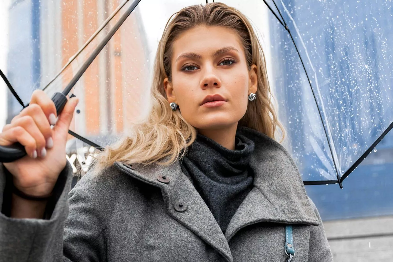 Una chica que sabe cómo debe vestirse en primavera con los cambios de tiempo / PEXELS