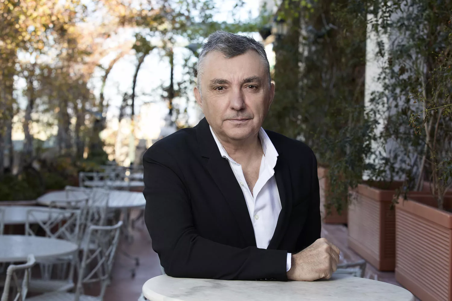 El escritor Manuel Vilas sentado en una terraza / EDITORIAL DESTINO