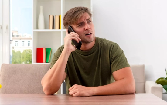 Una persona habla por teléfono / FREEPIK - stockking Una persona habla por teléfono / FREEPIK - stockking