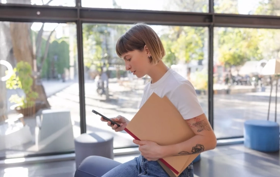 Una persona mira su teléfono movil Una persona mira su teléfono movil
