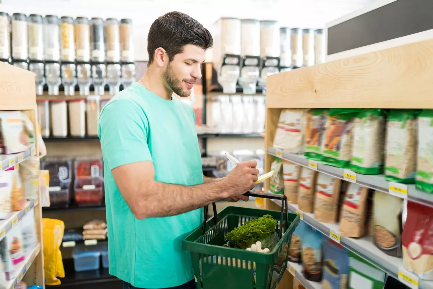 Un consumidor hace la compra en un supermercado que combate el desperdicio alimentario / FREEPIK - tonodiaz