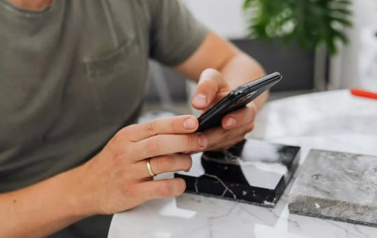 Una persona ajusta las funciones de privacidad de la mensajería de su teléfono/ PEXELS Una persona ajusta las funciones de privacidad de la mensajería de su teléfono/ PEXELS