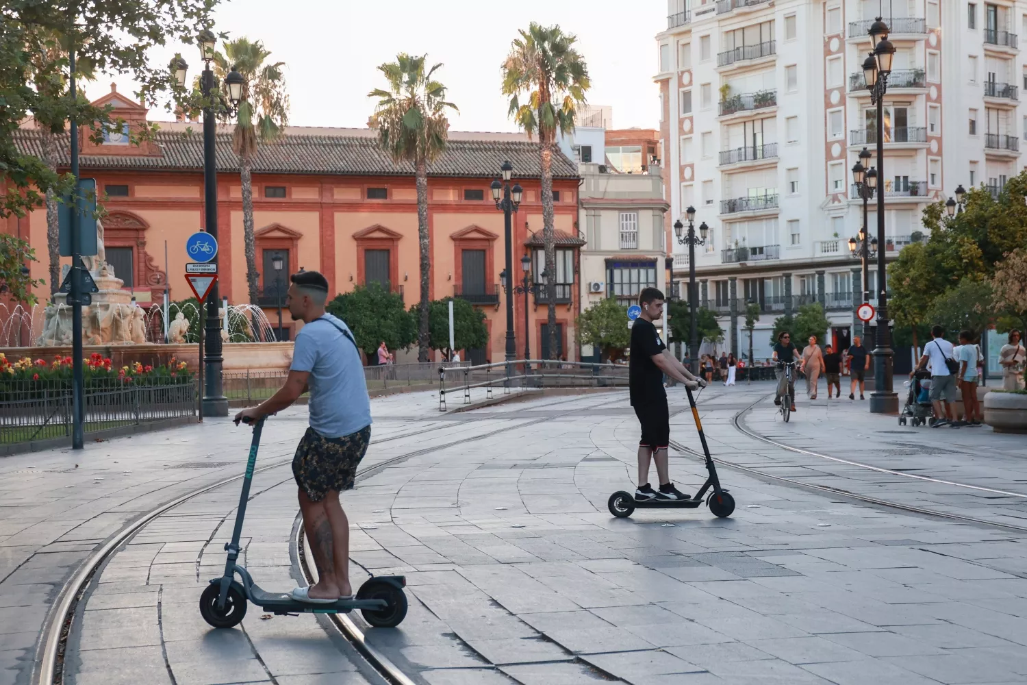 Patinetes eléctricos en el centro de Sevilla   Rocío Ruz   EP
