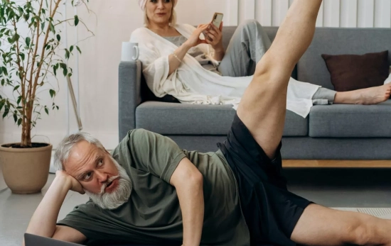 Una pareja de jubilados piensa a donde mudarse en esta nueva etapa/ PEXELS Una pareja de jubilados piensa a donde mudarse en esta nueva etapa/ PEXELS