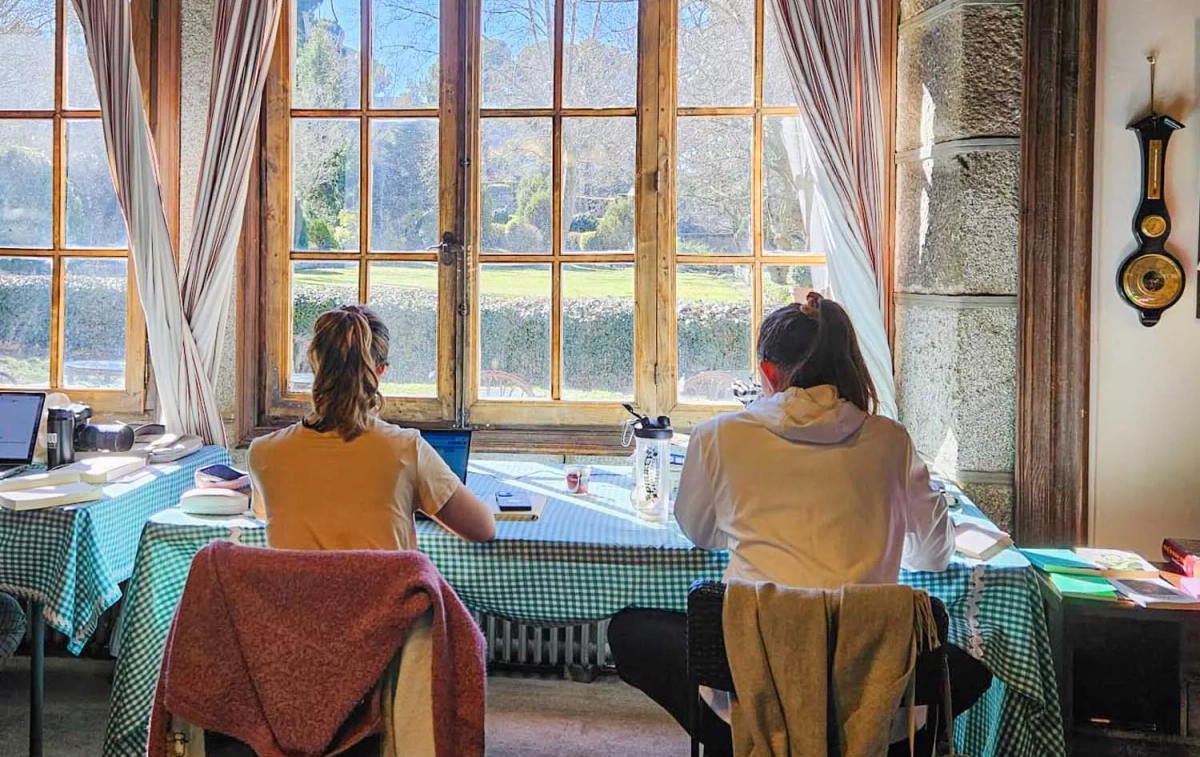 Dos mujeres trabajan en sus proyectos durante el retiro / RdE Dos mujeres trabajan en sus proyectos durante el retiro / RdE