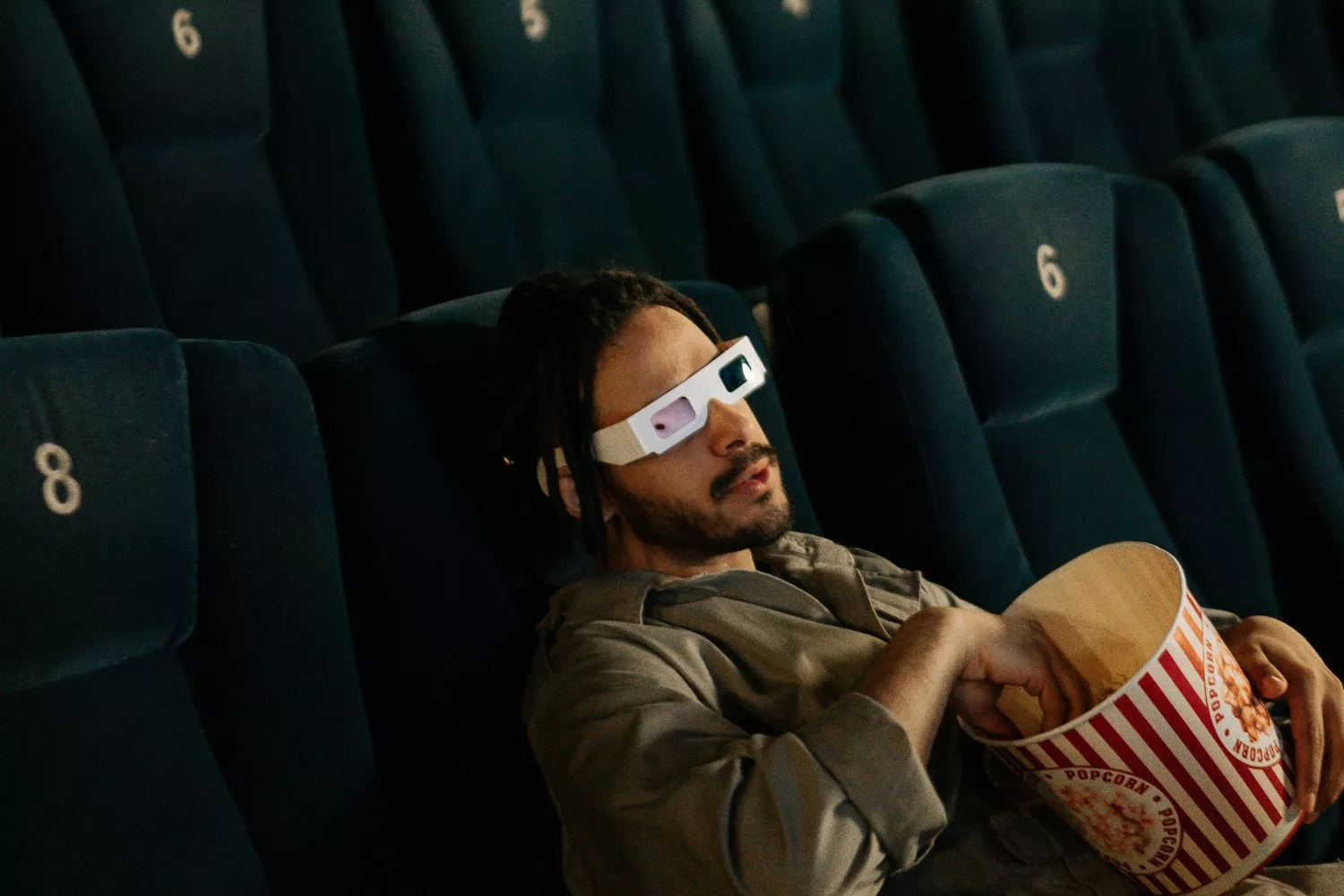 Una persona va al cine a reflexionar sobre nuestra ansiedad y tristeza/ PEXELS