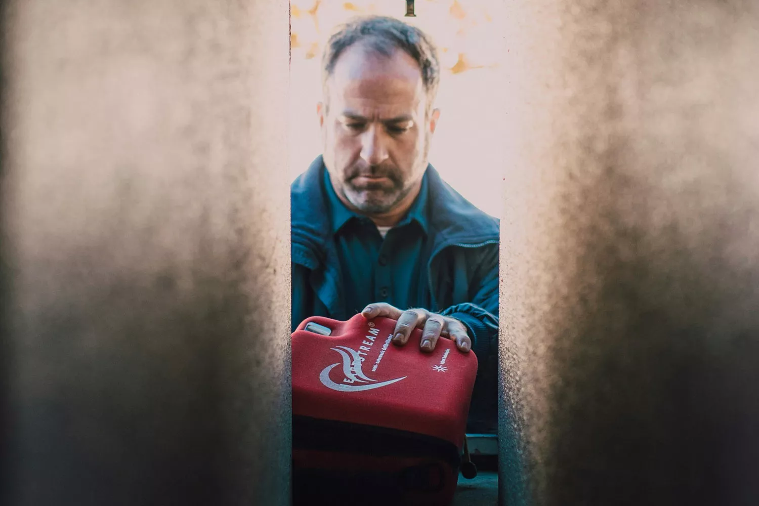 Un hombre con un kit de superviviencia RDNE STOCK PROJECT PEXELS