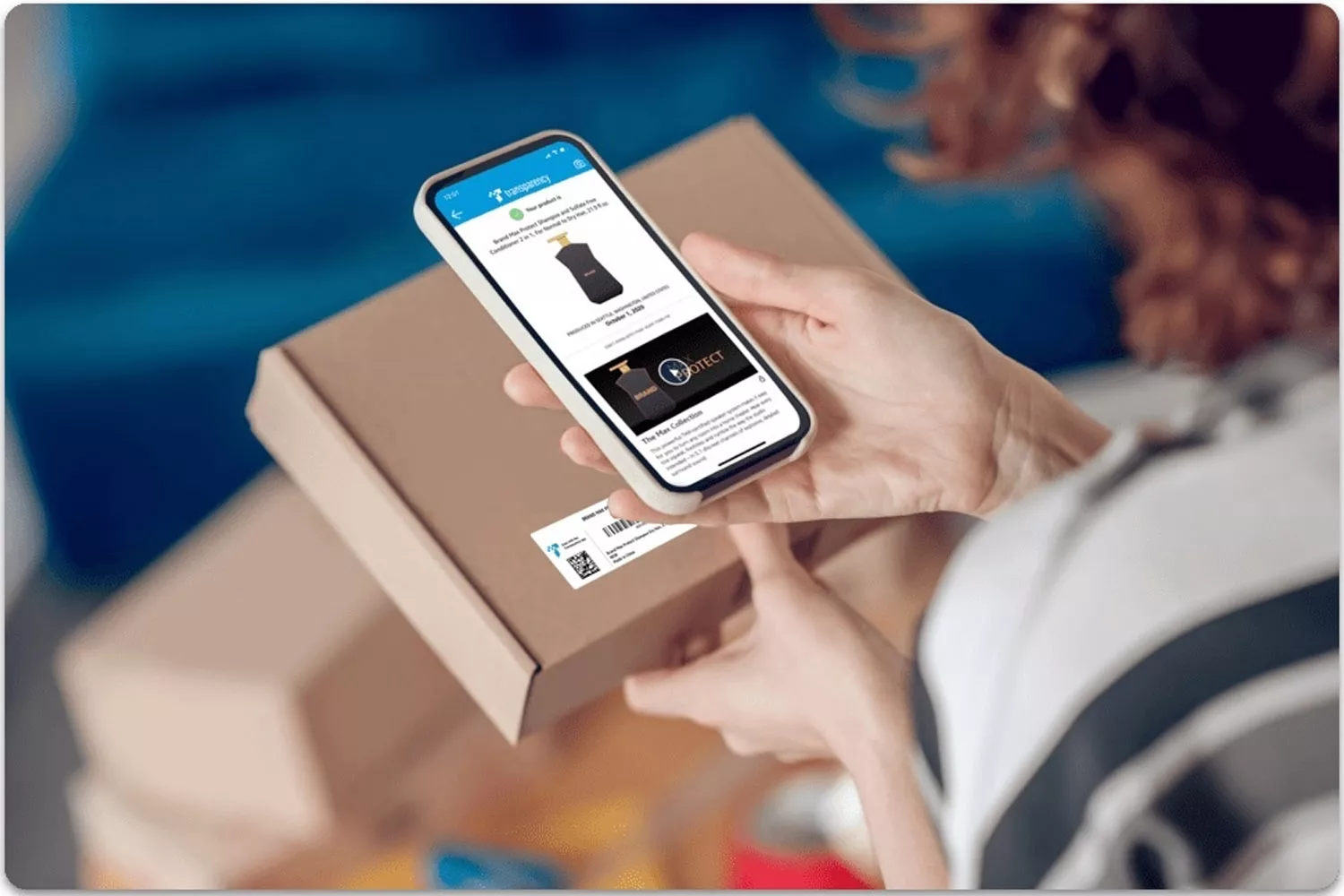 Una persona lee el código de barras de un paquete con su móvil / AMAZON