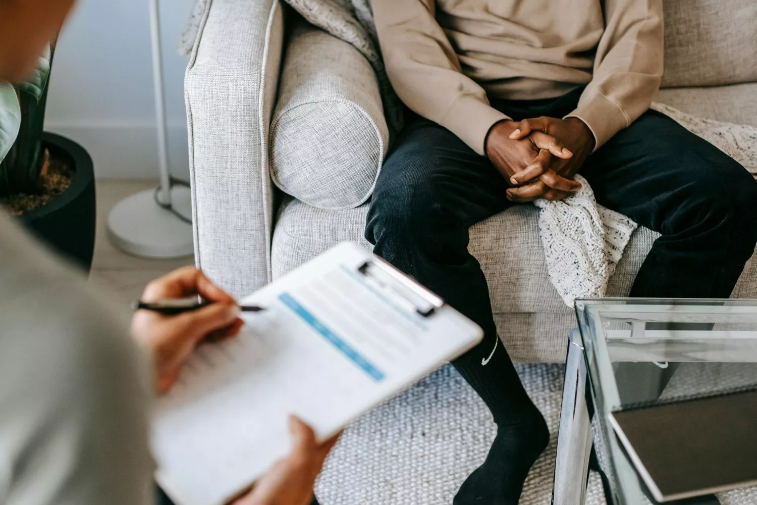 Uma pessoa em terapia, que é entre 2% e 3% da população, sofre de TOC/ PEXELS.