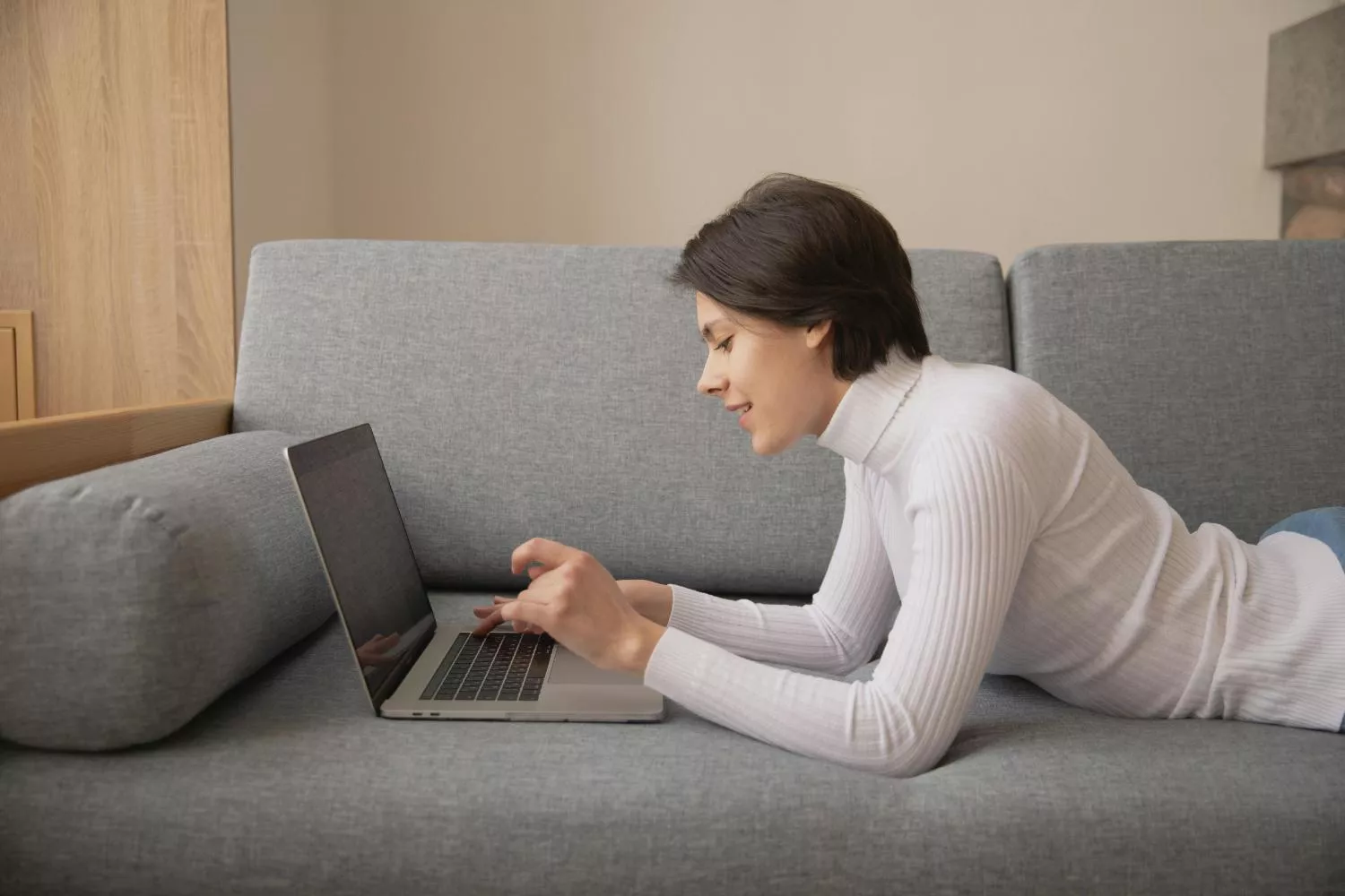 Una chica ve película en su ordenador   PEXELS