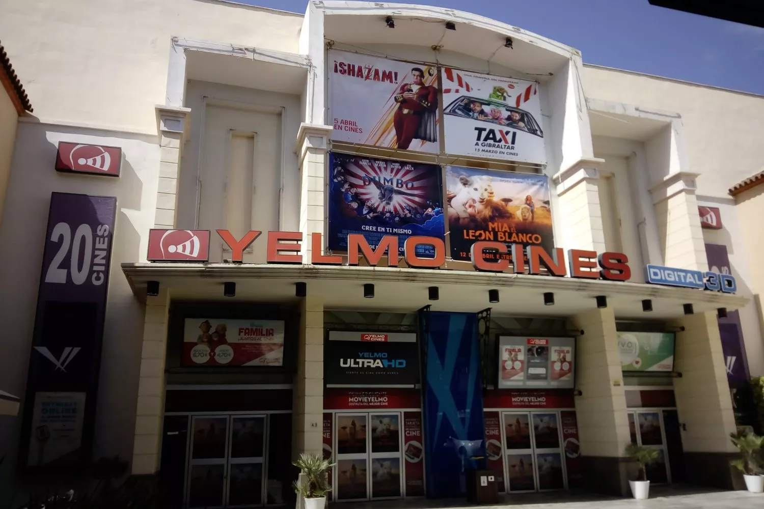 La puerta de un Yelmo Cines   FLICKR