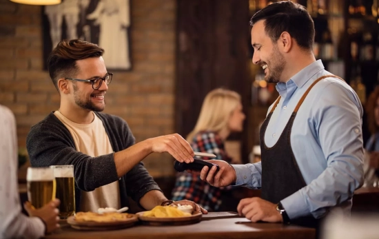 Una persona paga en un restaurante Una persona paga en un restaurante