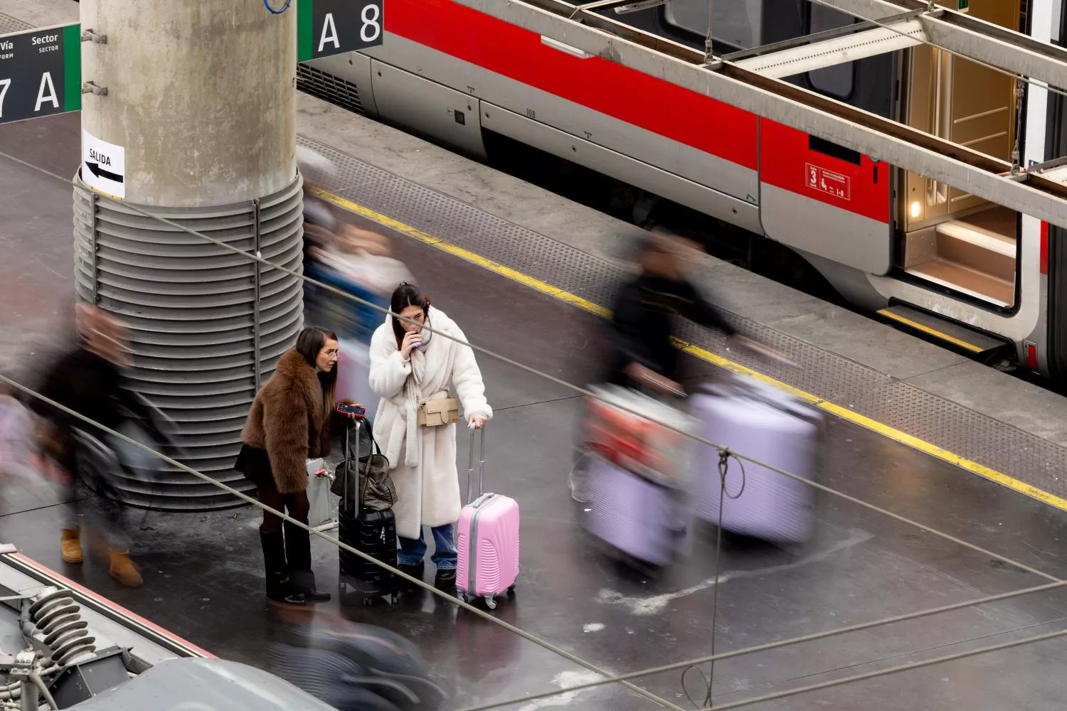 Varios turistas en una estación en la que comienzan muchos viajes / EUROPA PRESS - EDUARDO PARRA
