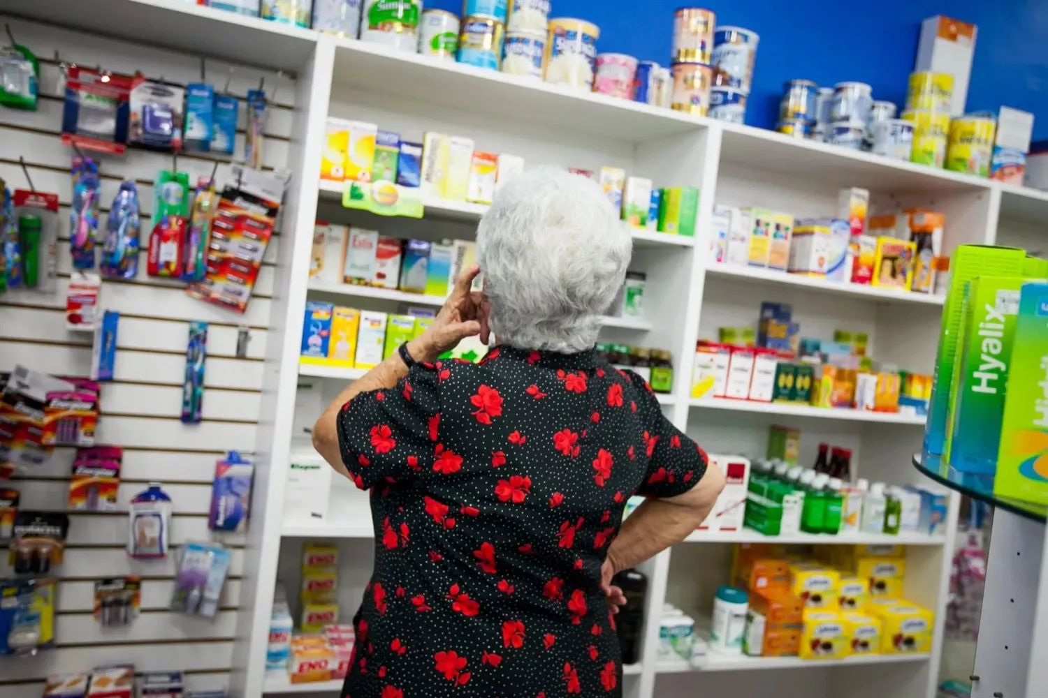 Una mujer compra medicamentos en una farmacia   Miguel Gutiérrez   EFE