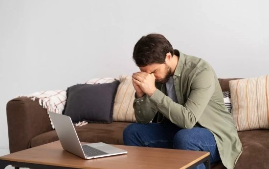 Un hombre frustrado delante de su ordenador / FREEPIK Un hombre frustrado delante de su ordenador / FREEPIK